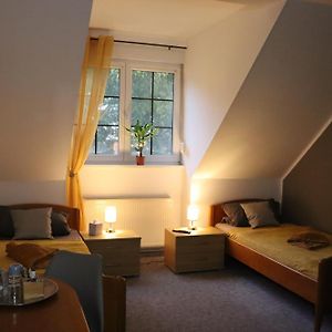 Zimmer mit zwei Einzelbetten